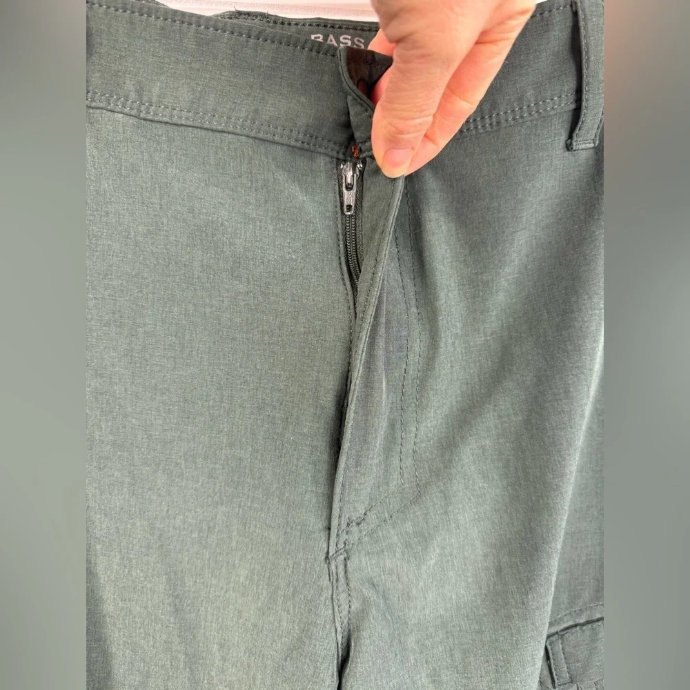 G.H Bass & Co. men’s green lightweight outdoor hiking shorts. Size 32X10.5”